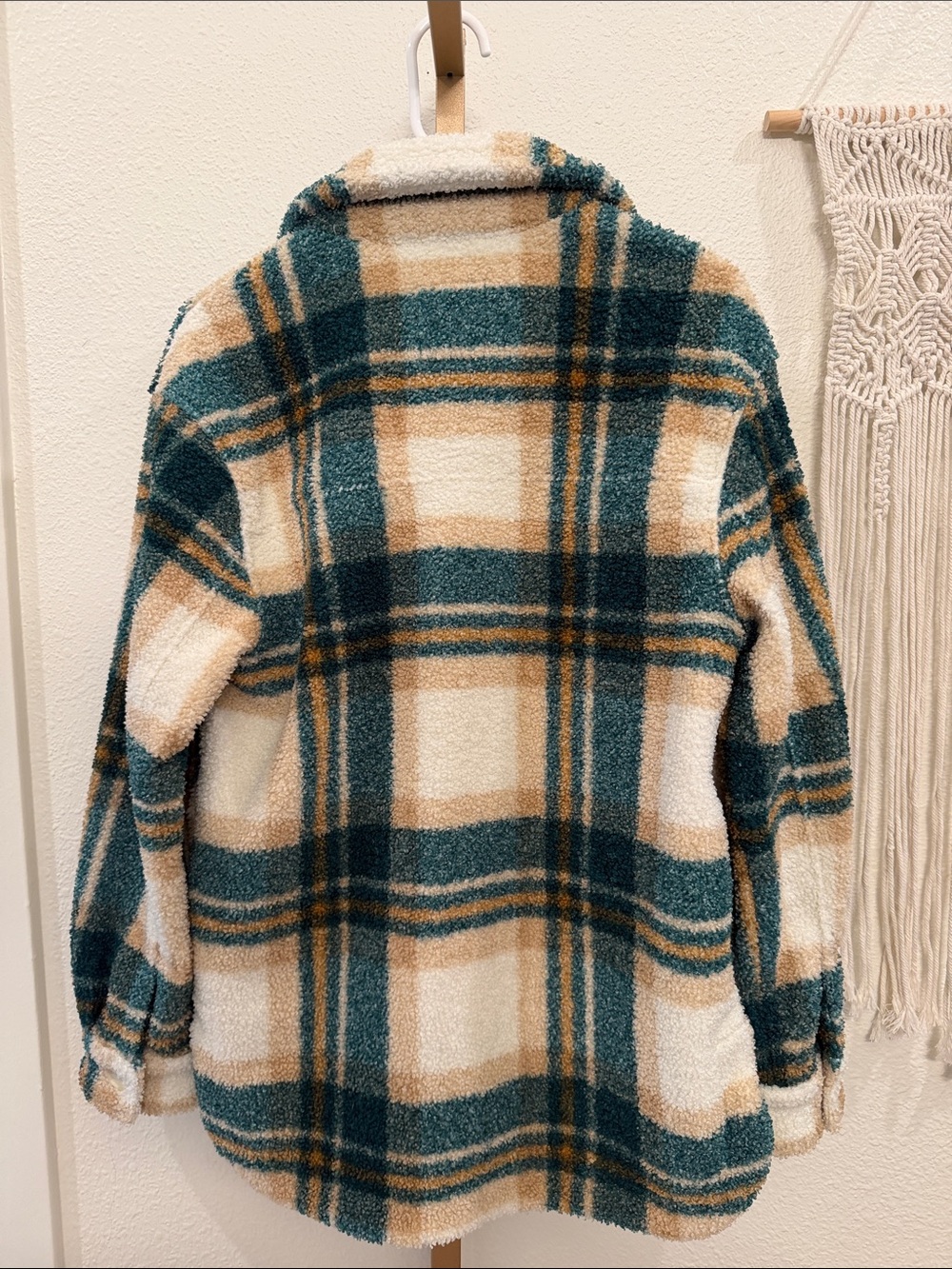 Abercrombie & Firch Plaid Shacket Jacket in Green and Cream - Picture 6 of 6